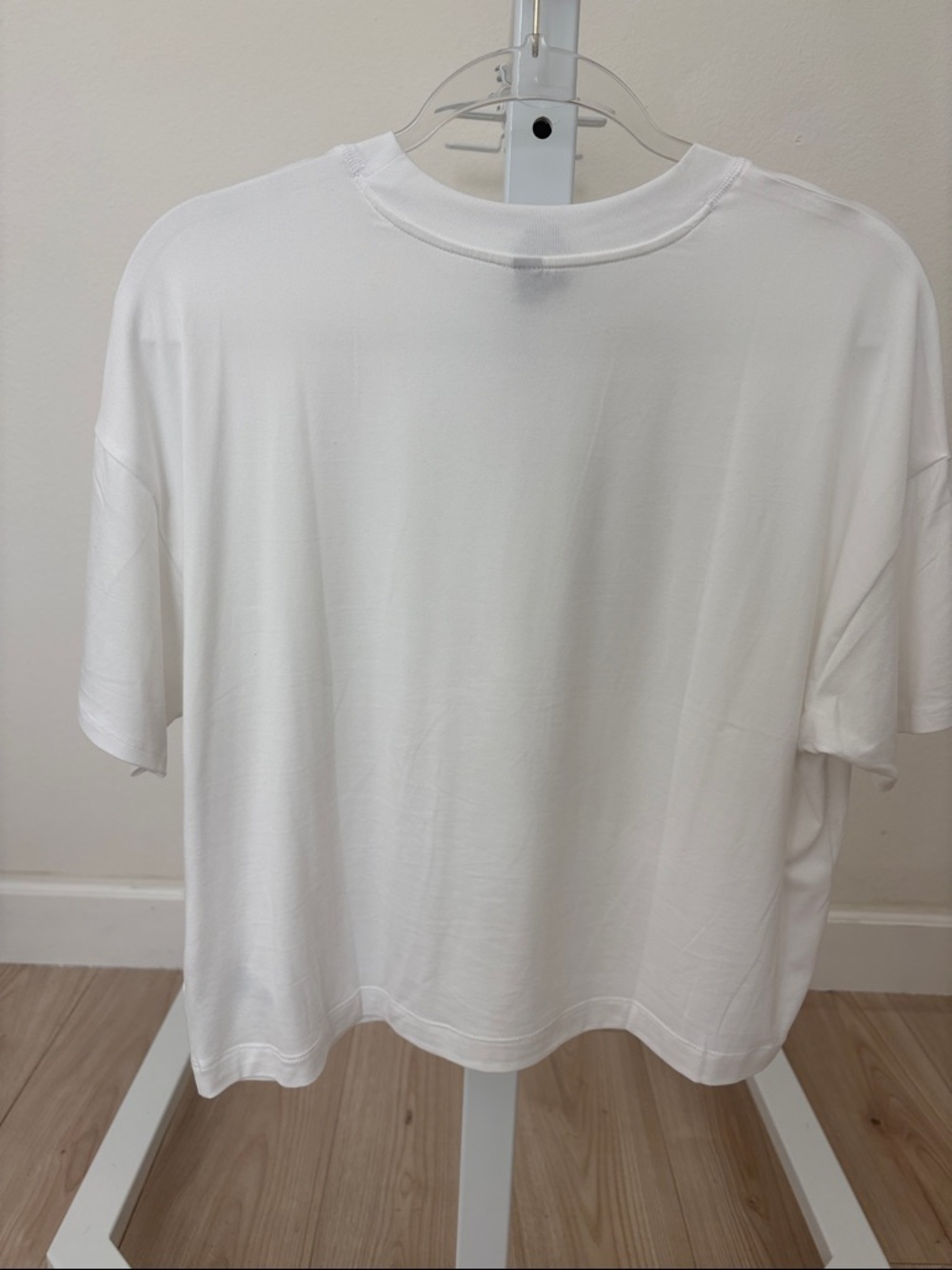 Vuori White Cropped Short Sleeve Tee - Picture 3 of 3